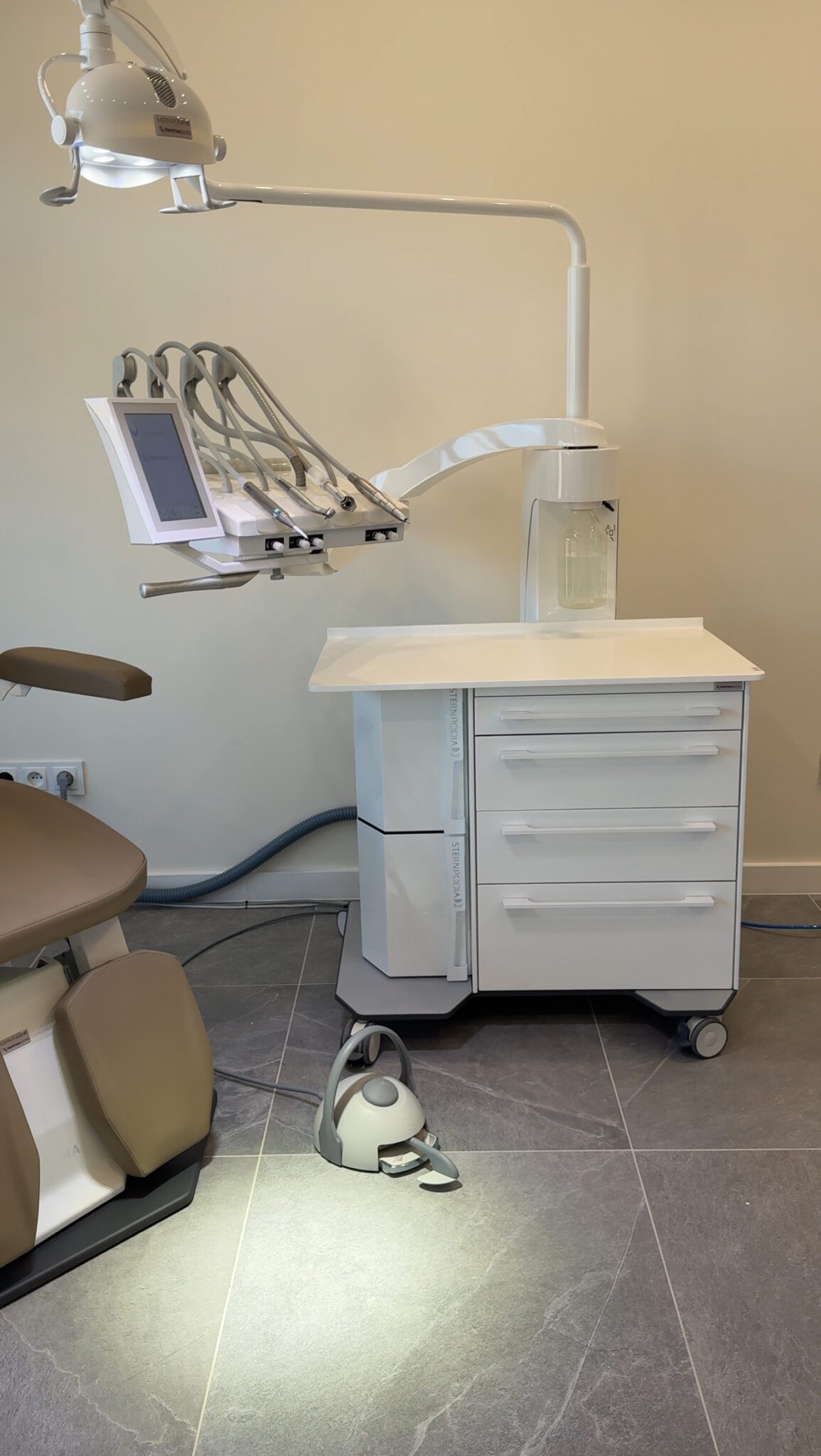 Unit podologiczny Debeb w salonie podologicznym - Sternpodia - Hermespodia